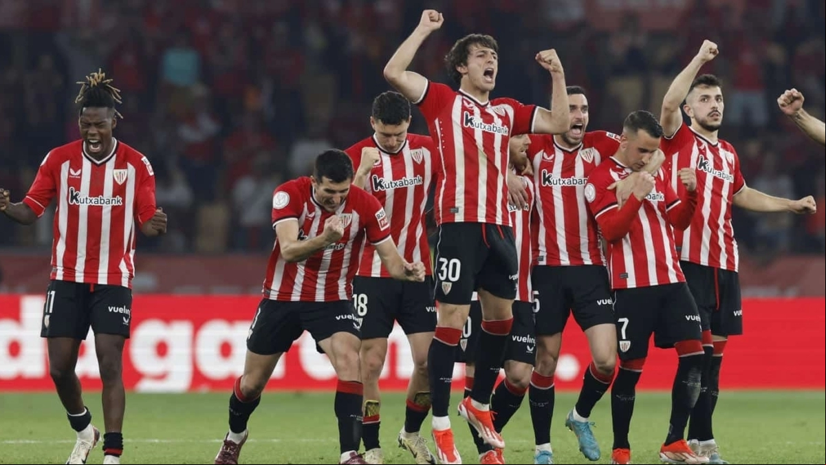 Los jugadores del Athletic Club celebran un penalti anotado