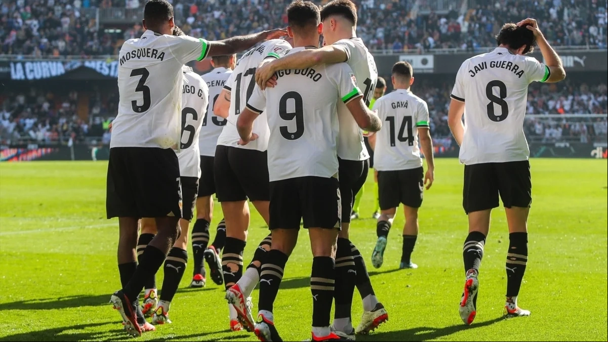 Los jugadores del Valencia celebran un gol