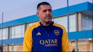 Riquelme piensa qué hacer con Benedetto. / @BocaJrsOficial