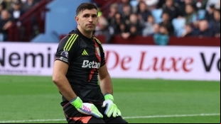 El Aston Villa busca la salida del Dibu: Su sustituto juega en LaLiga
