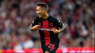 Grimaldo celebra un gol anotado con el Bayer Leverkusen