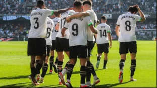 Los jugadores del Valencia celebran un gol