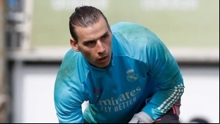 El Real Madrid abre la puerta de salida para Lunin / El Español