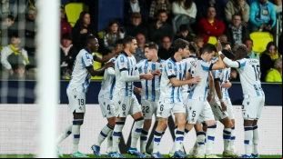 The players of Real Sociedad celebrate a goal.