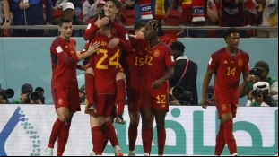 Los jugadores de España celebran un gol