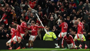 Los jugadores del Manchester United celebran un gol